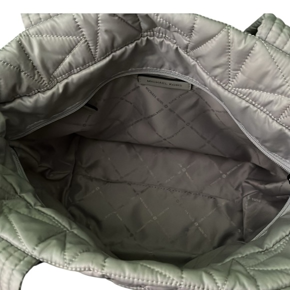 Michael Kors Winnie Small Quilted Shoulder Tote NWT - Picture 6 of 7